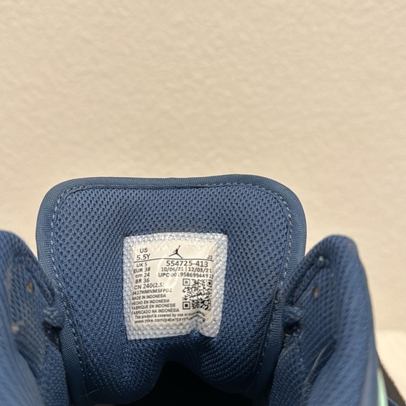 Gently used 5.5 youth Air Jordan 1 MID (GS) mystic navy/mint foam-white. - Picture 3 of 4